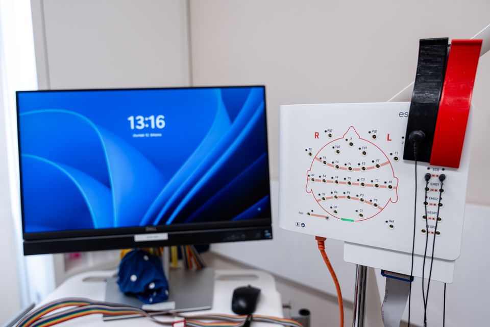 N&aacute;vazn&eacute; vy&scaron;etřen&iacute; EEG na centr&aacute;ln&iacute;m pracovi&scaron;ti